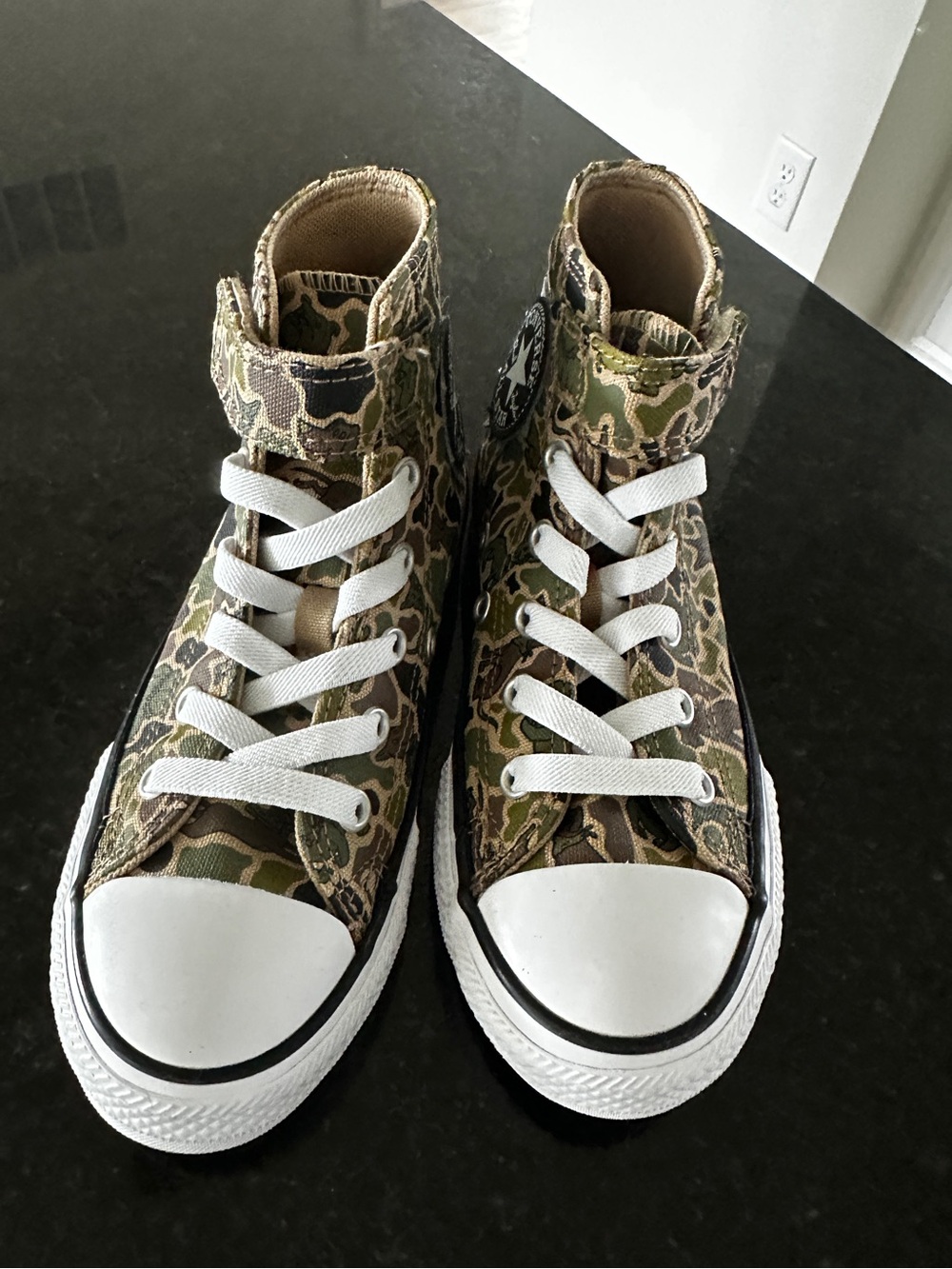 Converse High Top Sneakers in Green Camo and White NWOT - Picture 4 of 4